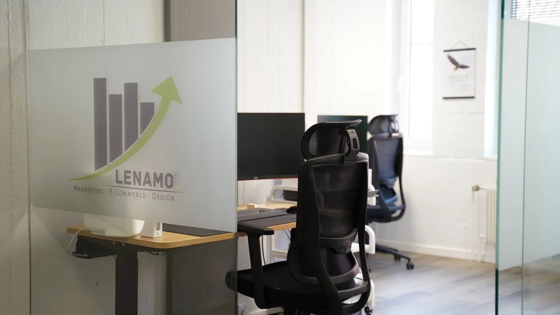 Offener Eingangsbereich mit der Sicht auf zwei ergonomische Büro Arbeitsbereiche in einem hellen Raum