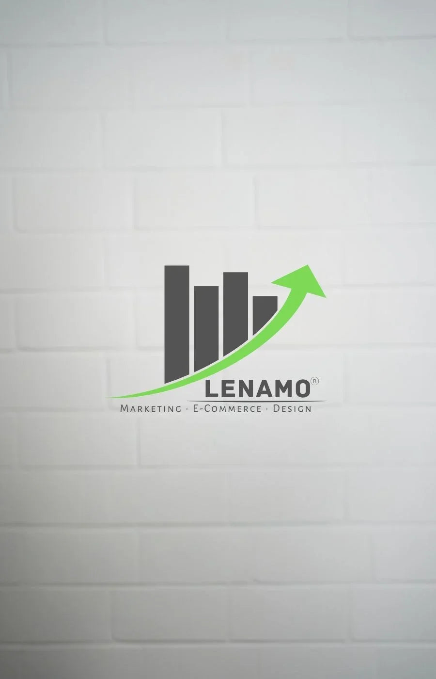 Lenamo Logo in grau und grün, auf einer weißen Wand
