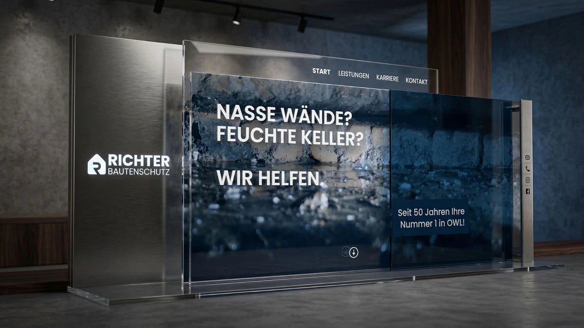 Startseite des Unternehmens Richter Bautenschutz präsentiert als Aufsteller auf Acrylglas im Großformat. Modernes Webdesign und Corporate Design für den Handwerksbetrieb Richter Bautenschutz von LENAMO.