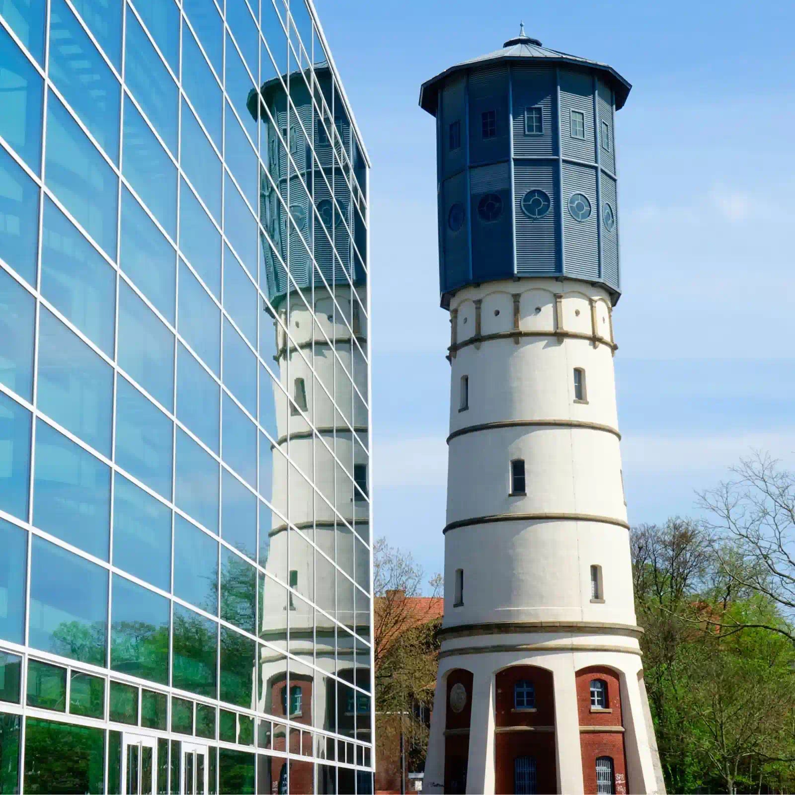 Der Wasserturm von Gütersloh bei Helligkeit am Tag.