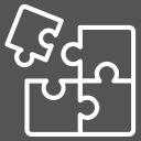 Vier Puzzleteile in weiß, auf grauem Hintergrund