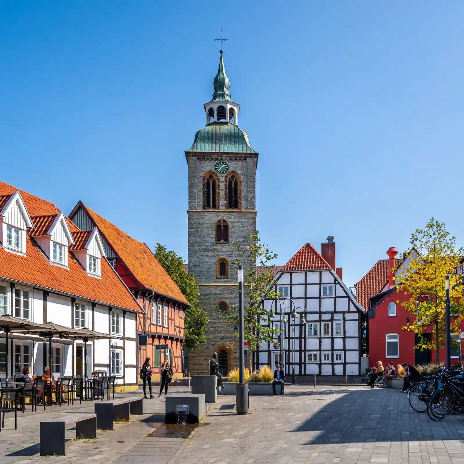 Die Kirche in Wiedenbrück bei sonnigem Tag, vom Konrad Adenauer Platz aus.